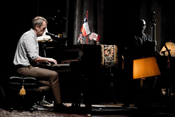 Hugh Laurie durante una presentación en Chile / Foto: Natalia B.R. 