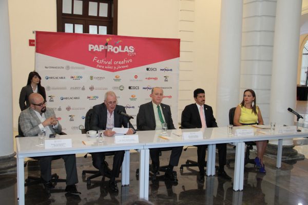 Directivos de la Universidad de Guadalajara durante la rueda de prensa de Papirolas 2014.