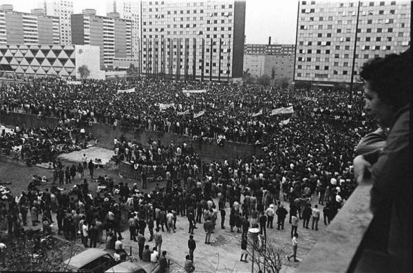 Estudiantes reunidos en la Plaza de las Tres Culturas antes de la masacre de Tlatelolco (1968).