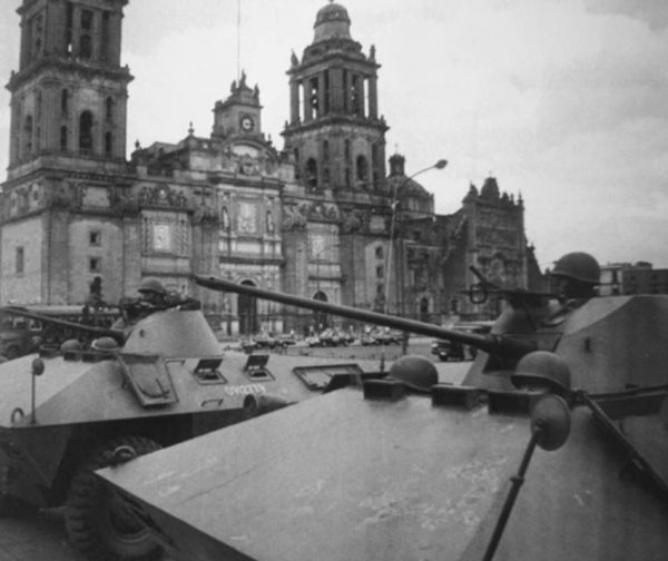 Ejército en el Zócalo 68