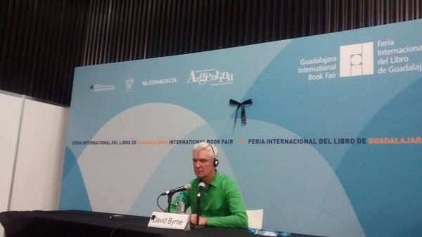 David Byrne presentando su libro Cómo hacer música en conferencia de prensa durante la FIL