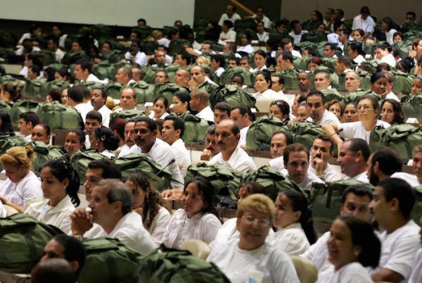 Cuba ha desplegado 250 médicos en África Occidental para combatir el ébola. Foto: Adalberto Roque/AFP.