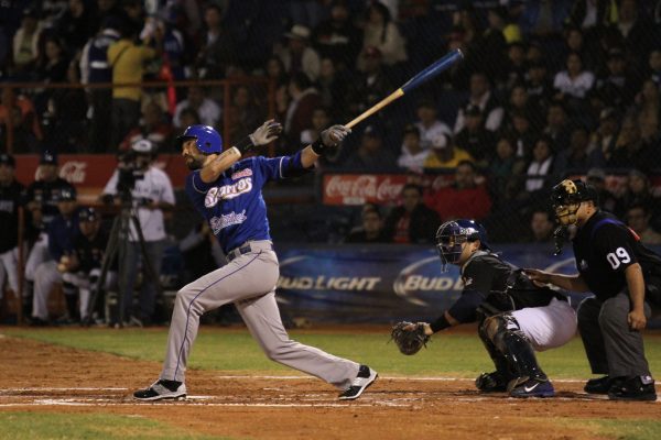 El jugador Iván Araujo produce carrera durante un partido de semifinal contra los Yaquis.