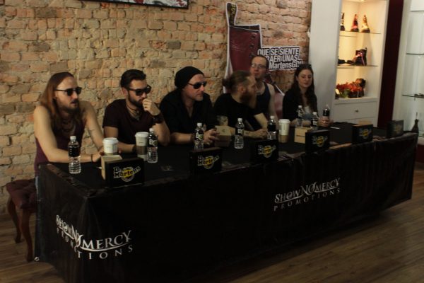 Eluveitie ofrecio una firma de autógrafos en la tienda Dr. Martens.