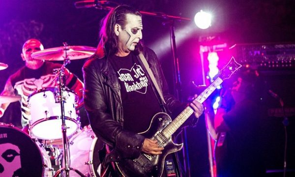 Foto: El guitarrista Dez Cadena formó parte de la banda durante casi 15 años, actualmente lo suple el Jerry Jr.