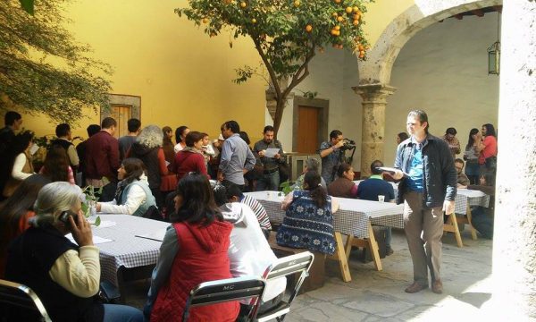 Además de un buen café y un rico pan, se puede visitar una exposición temporal.