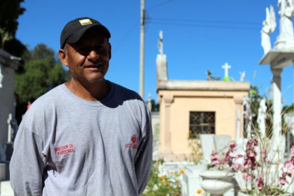 Foto de Juan Lorenzo Vázquez, sepulturero del panteón Guadalajara