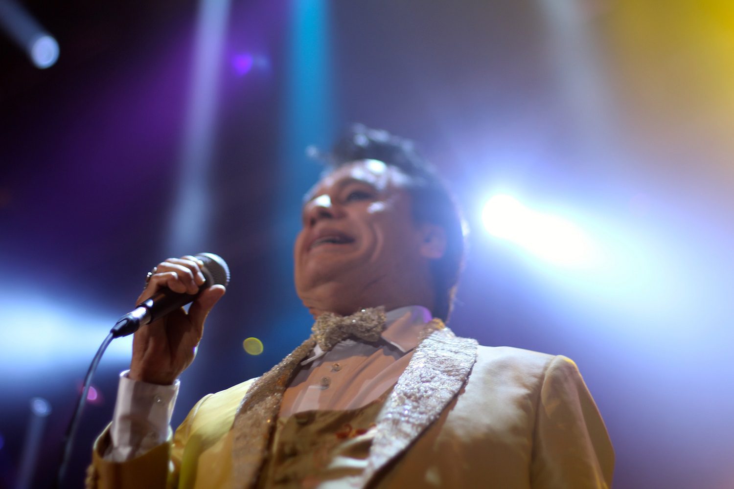 Fotografía de Juan Gabriel durante una interpretación en el escenario