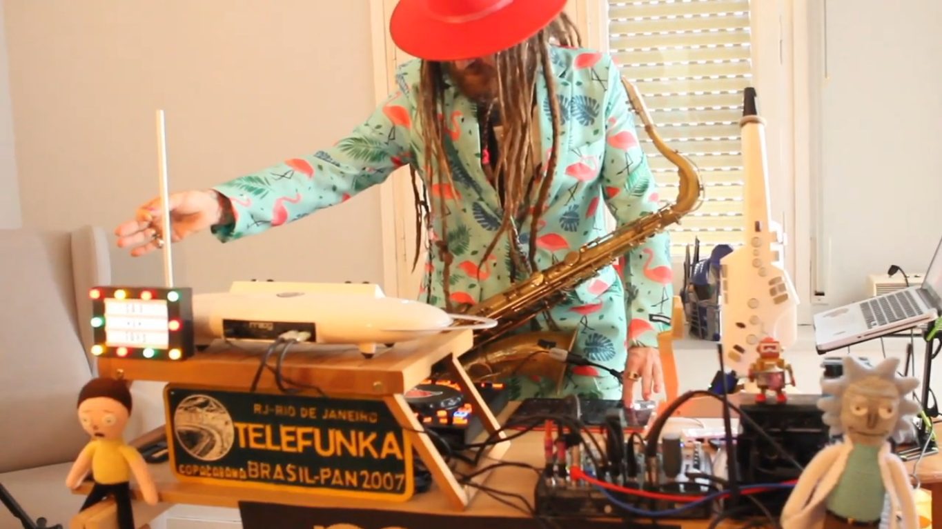 Giancarlo Fragoso y su Sax and Toys