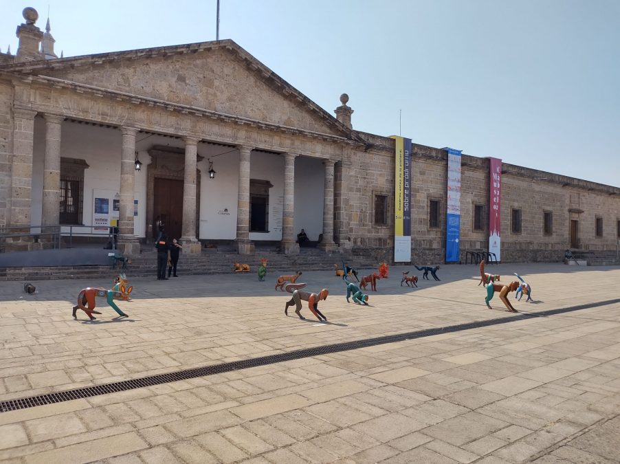 Los nahuales del artista Isaías Jiménez vistieron la explanada del Museo Cabañas.