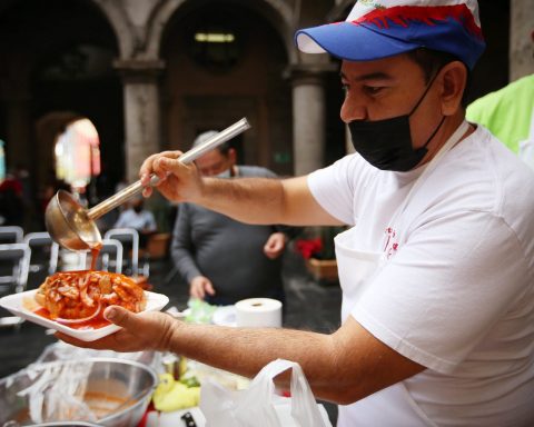 persona preparando una torta ahogada