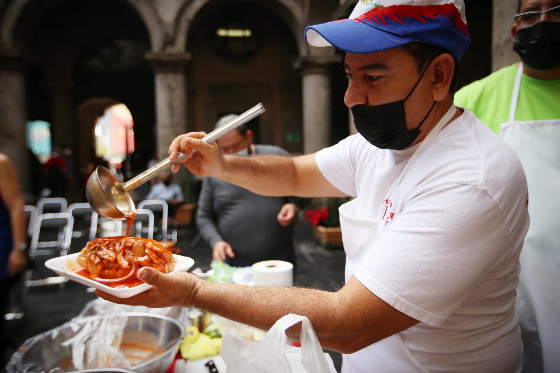 persona preparando una torta ahogada