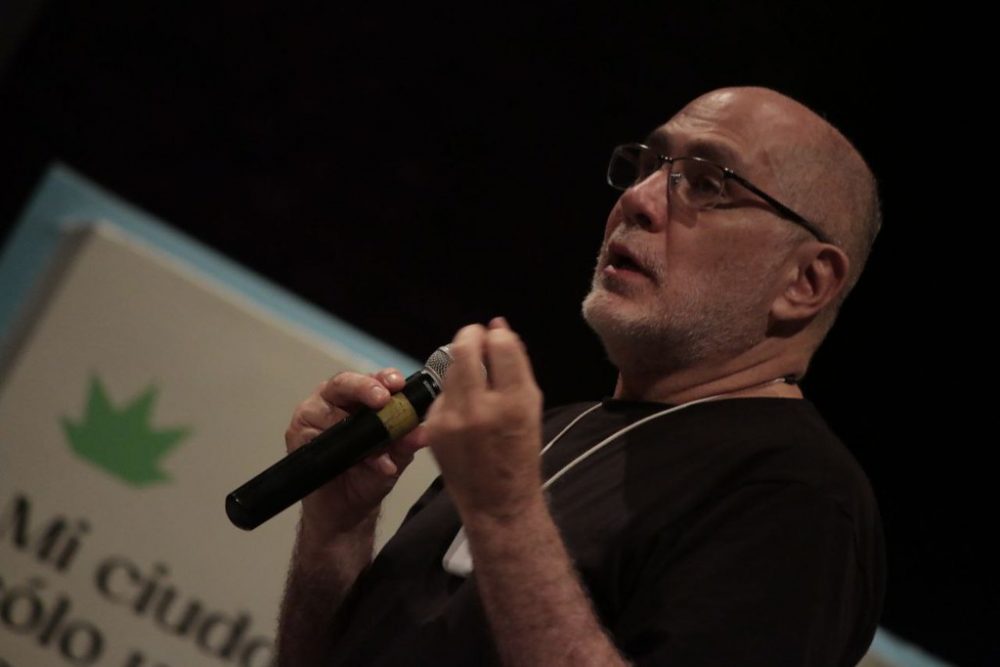 Guillermo Arriaga durante su conferencia Guadalajara, Capital Mundial del Libro.