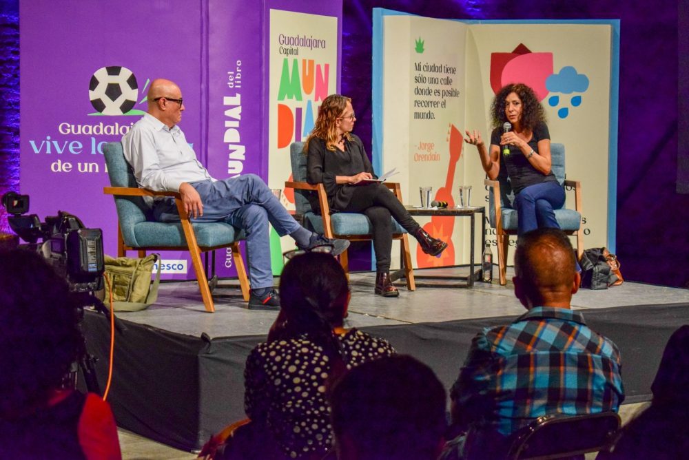 Leila Guerriero durante su conferencia en Guadalajara, Capital Mundial del Libro.